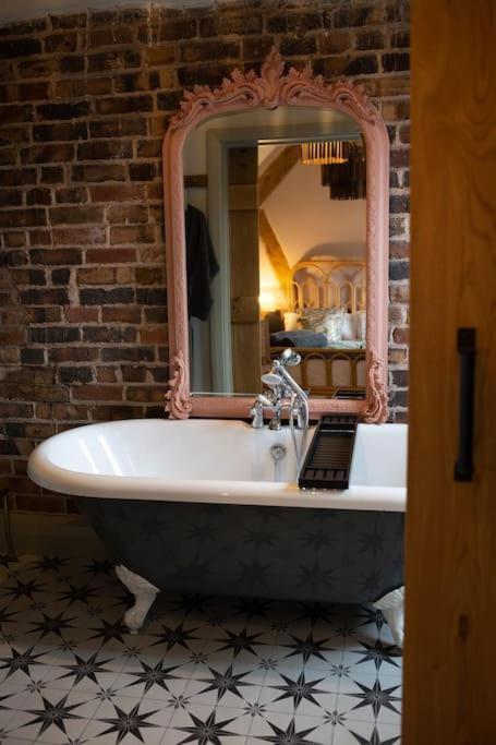 The Cart House - Beautiful Contemporary Barn - Hot Tub Apartamento Bridgnorth Exterior foto